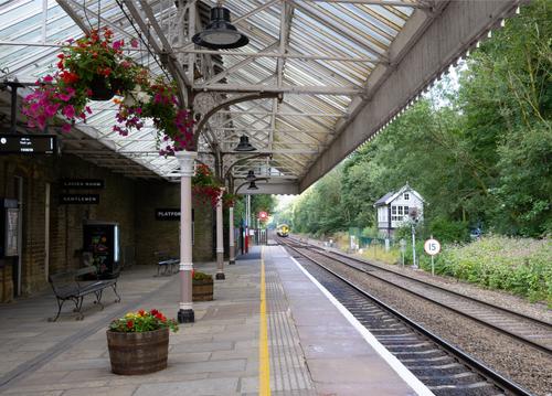 The train approaching platform 1_(Superlarge).jpg